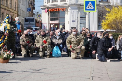 У Чернівцях попрощалися із загиблим воїном – фото