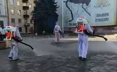 У Чернівцях показали, як комунальники дезінфікують центр міста - відео