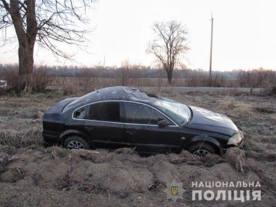 На Буковині перекинулось авто з підлітком за кермом: дві пасажирки в лікарні