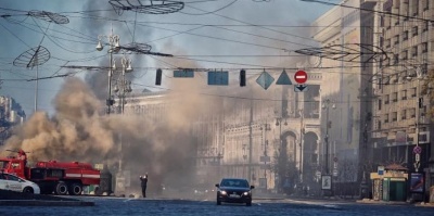 У центрі Києва на Хрещатику спалахнула сильна підземна пожежа – відео