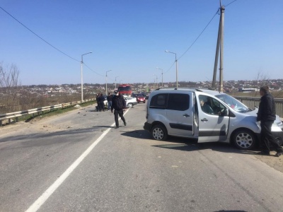 Внаслідок ДТП під Чернівцями травмувалась одна людина – фото