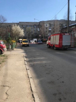 У спальному районі Чернівців влаштували переполох через муляж гранати на автівці – фото