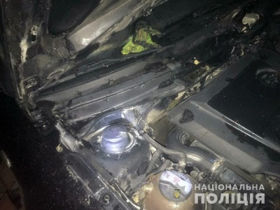 Підпалили авто на подвір'ї: поліція Буковини розшукує зловмисників