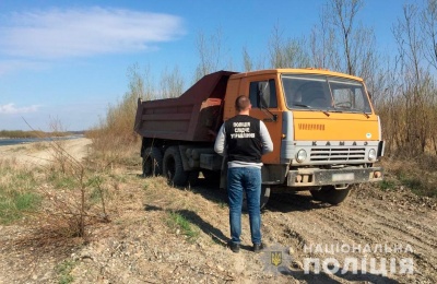 Двоє буковинців незаконно видобували гравій на березі річки