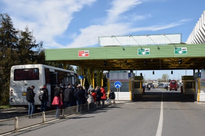 На кордоні з Угорщиною утворилися черги: українці їдуть додому на Великдень – фото