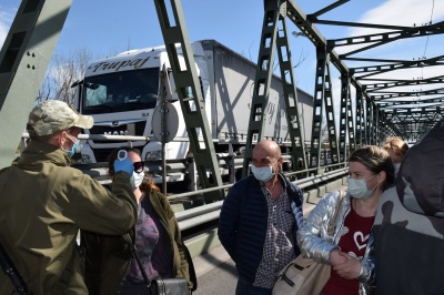 На кордоні з Угорщиною утворилися черги: українці їдуть додому на Великдень – фото