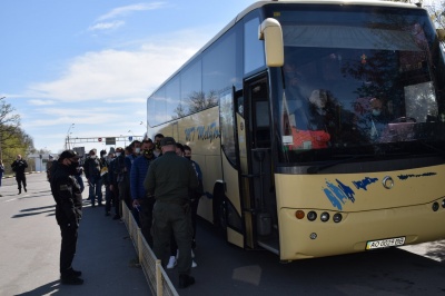 На кордоні з Угорщиною утворилися черги: українці їдуть додому на Великдень – фото