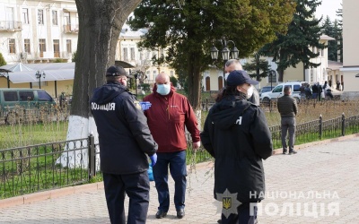 На Буковині правоохоронці у храмах перевіряли, чи віряни дотримувалися дистанцій