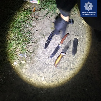 Поводив себе агресивно: у Чернівцях поліція затримала чоловіка з ножами
