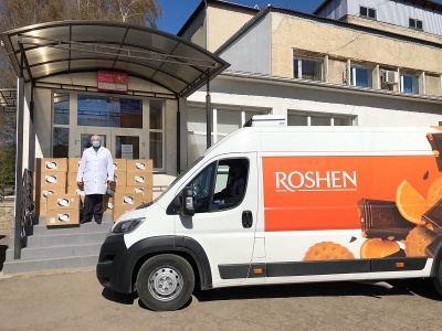 Компанія Roshen передала закладам охорони здоров’я м. Чернівці захисні костюми для медичних працівників, які борються із Covid-19*