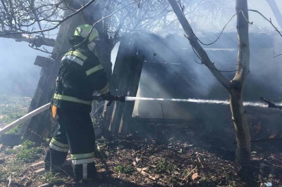 На Буковині згорів житловий будинок: з вогню врятували жінку - фото