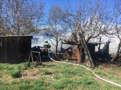 На Буковині згорів житловий будинок: з вогню врятували жінку - фото