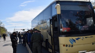 Українці повертаються з-за кордону на свята: замість обсервації роз’їжджають по всій країні