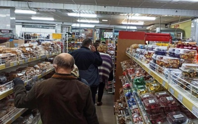 У Чернівцях мешканці напередодні Великодня «штурмують» продуктові магазини – фото