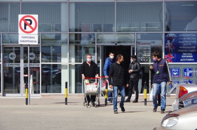 У Чернівцях мешканці напередодні Великодня «штурмують» продуктові магазини – фото