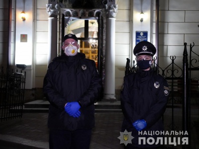 На Буковині 700 поліцейських стежили, чи дотримуються віряни карантину біля церков – фото