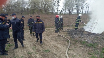 Над Чернівцями здійнялась чорна хмара диму: невідомі підпалили шини – фото