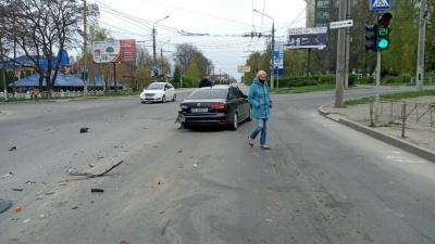 У Чернівцях водій з ознаками сп’яніння врізався у легковик – фото