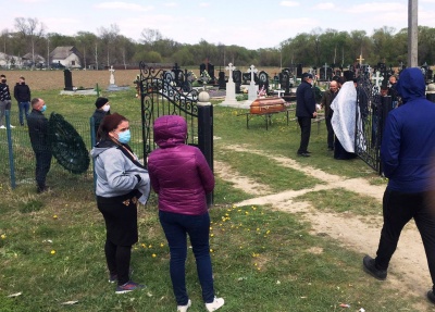 Плакало все село: на Буковині поховали двох юнаків, які померли в лікарні з підозрою на COVID-19 – фото