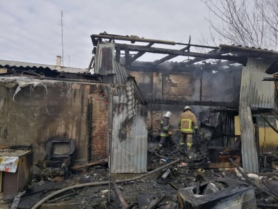 На Буковині згорів гараж з двома легковиками і трактором всередині