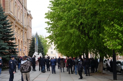 Підприємці Калинки знову пікетують Чернівецьку ОДА та міськраду – фото