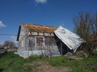 На Сокирянщині сильний вітер позривав дахи з будинків - фото