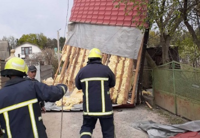 На Сокирянщині сильний вітер позривав дахи з будинків - фото