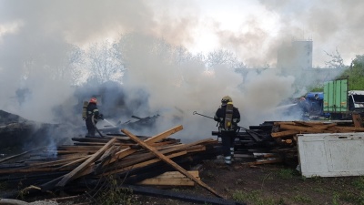 Могли вибухнути газові балони: подробиці пожежі біля аеропорту у Чернівцях - фото