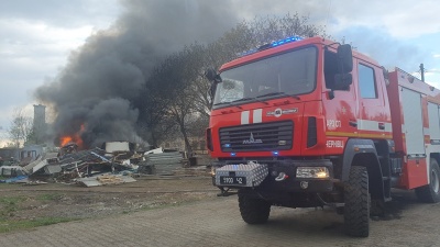 Могли вибухнути газові балони: подробиці пожежі біля аеропорту у Чернівцях - фото