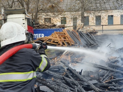 Могли вибухнути газові балони: подробиці пожежі біля аеропорту у Чернівцях - фото