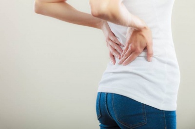 Біль у спині: звідки береться та що робити