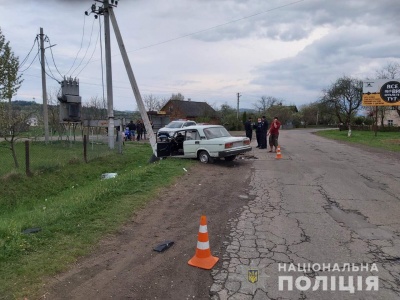 На Буковині «Жигулі» врізались в електроопору – постраждали двоє осіб