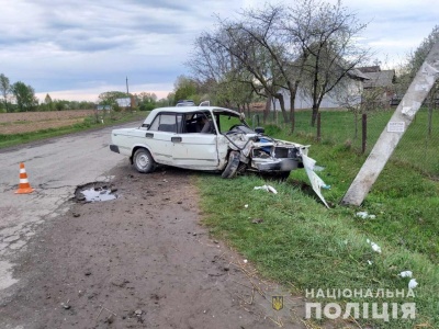 На Буковині «Жигулі» врізались в електроопору – постраждали двоє осіб