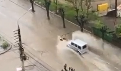 Раптова злива затопила вулиці Чернівців – відео