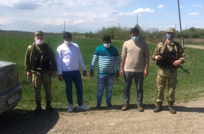 На Буковині затримали таксиста і трьох іноземців, які незаконно хотіли потрапити до Румунії