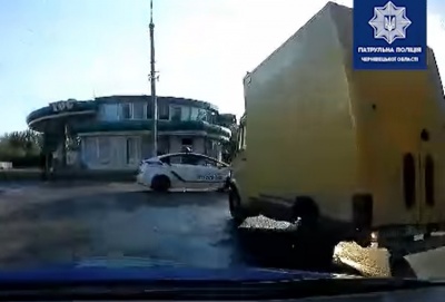 У Чернівцях поліція на Хотинській затримала чоловіка, який викрав фургон – відео