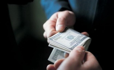 На Буковині викрили поліцейського, який вимагав 350 доларів хабара