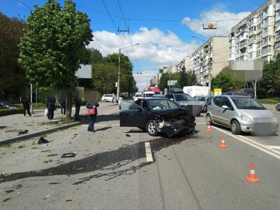 ДТП у Чернівцях: автівка знесла світлофор