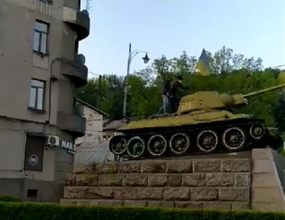 У Чернівцях над танком підняли український прапор: приїхала поліція - відео