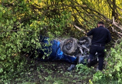 На Буковині Mazda злетіла з дороги й перекинулась: двоє осіб у лікарні – фото