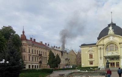 У Чернівцях горіла квартира біля драмтеатру – фото