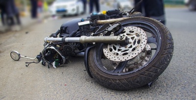 На Прикарпатті мотоцикліст з Чернівців врізався у легковик: його забрала «швидка»