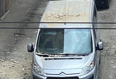 У центрі Чернівців на припарковане авто обвалилась штукатурка