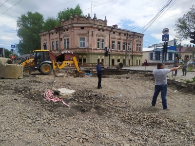 У Чернівцях розкопали вулицю Руську: робітники випробовують газопровід – фото