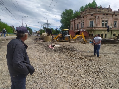 У Чернівцях розкопали вулицю Руську: робітники випробовують газопровід – фото