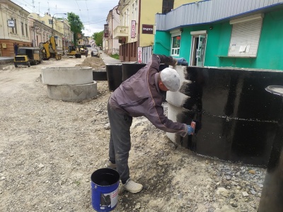 У Чернівцях розкопали вулицю Руську: робітники випробовують газопровід – фото