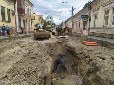 У Чернівцях розкопали вулицю Руську: робітники випробовують газопровід – фото