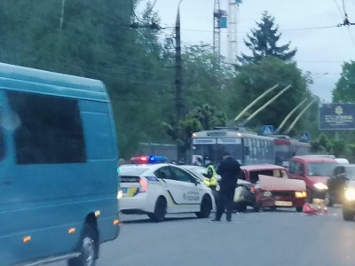 У Чернівцях зіткнулись два легковики: є потерпілі - фото