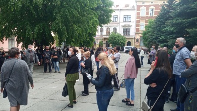 У Чернівцях підприємці пікетують ОДА і мерію: вимагають дозволити роботу - фото