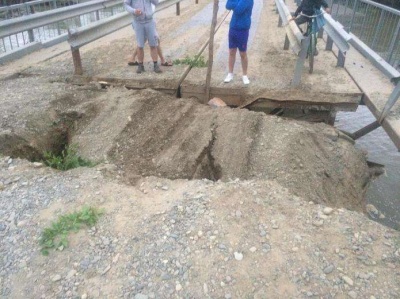 На Буковині стався зсув ґрунту при заїзді на міст 